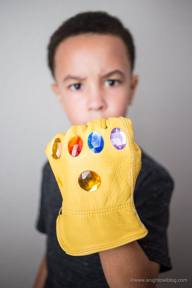 Perfect for your Avengers Infinity War Movie Night! Create these DIY Infinity Gauntlet Snack Cups for popcorn snacking fun! #InfinityWar